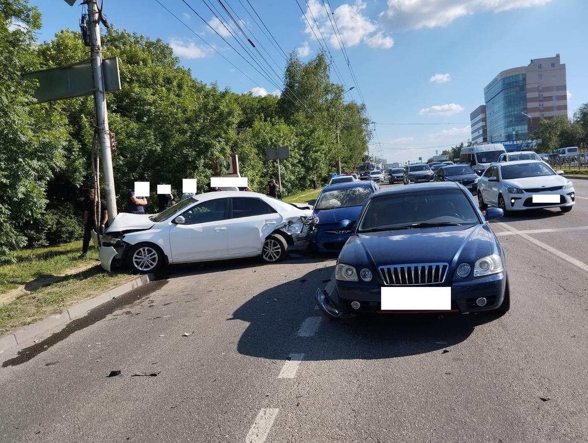 В Ставрополе столкнулись три машины сразу