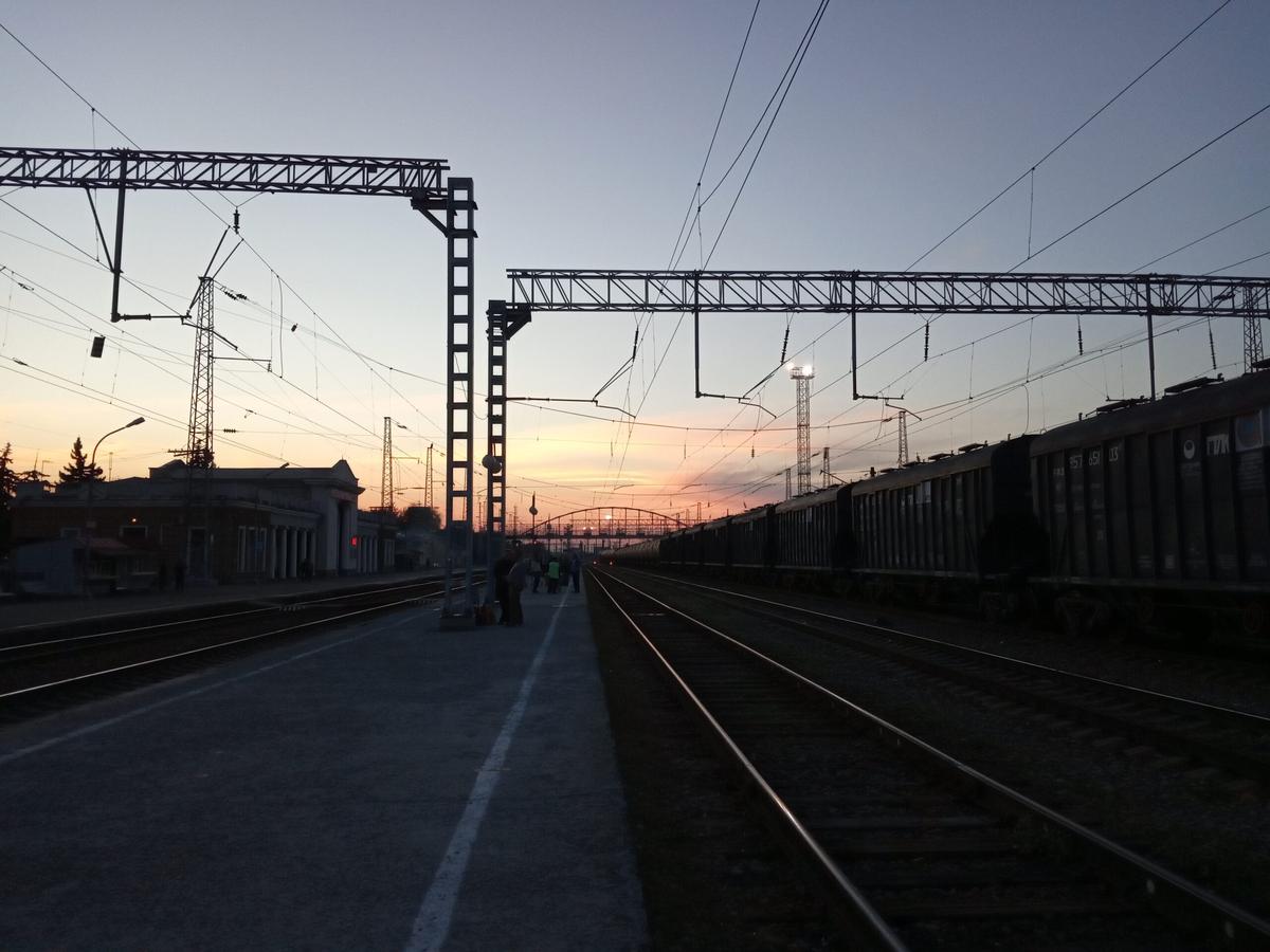 На Ставрополье под электропоезд попала женщина и осталась жива