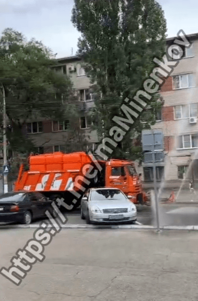 Водитель поливальной машины в Невинномысске устроил фонтан для юных жителей
