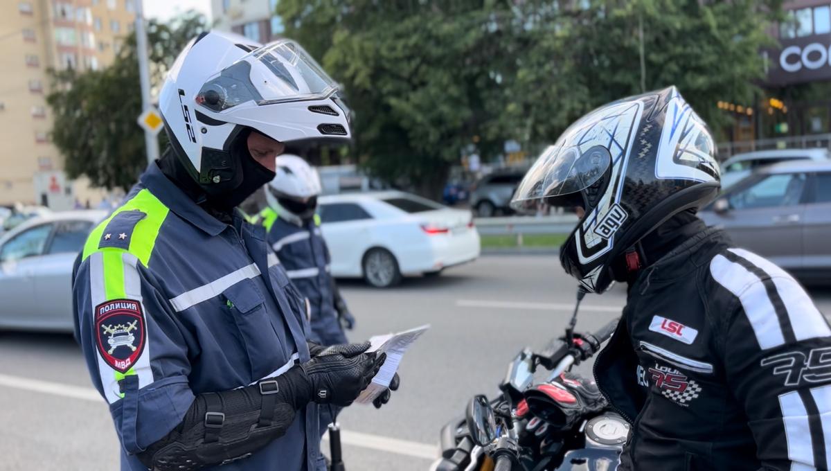 В Ставрополе автоинспекторы общаются с мотоциклистами и электросамокатчиками