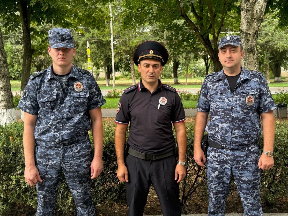 На Ставрополье полицейские помогли водителю в песчаной степи