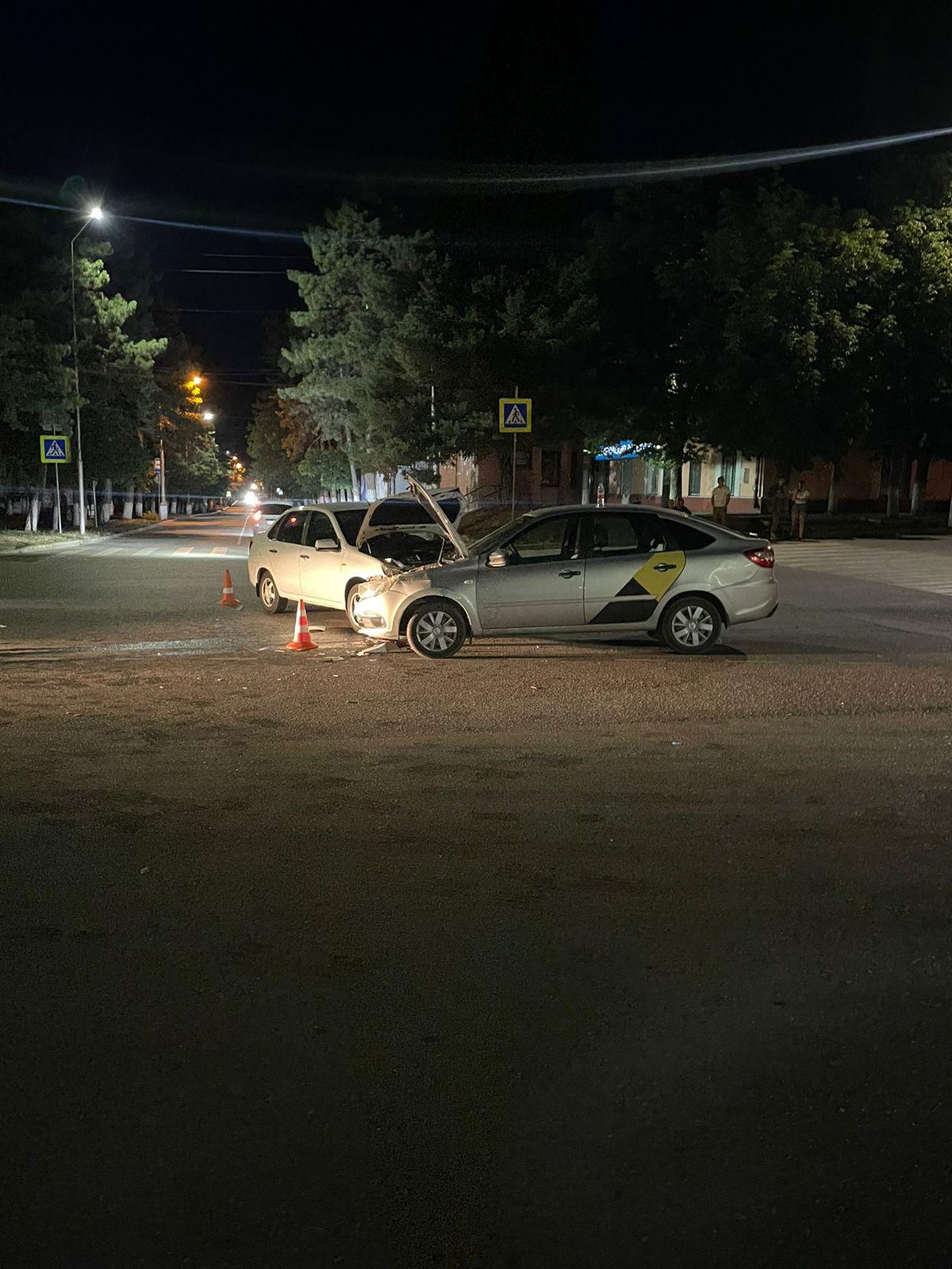 Оба водителя пострадали при столкновении двух «Грант» в городе Лермонтов