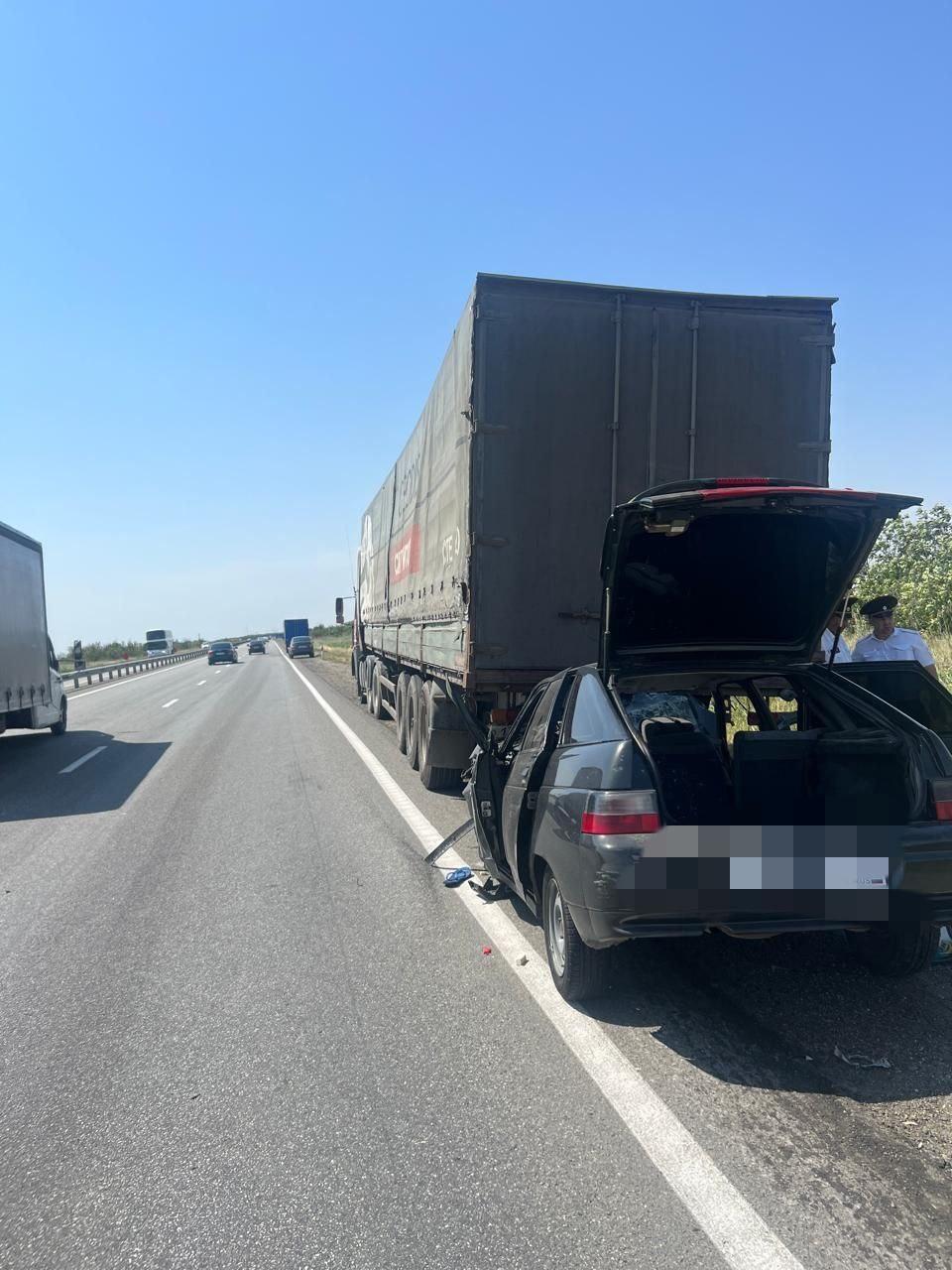 В Андроповском округе в попутном ДТП погиб пассажир и тяжело ранен водитель