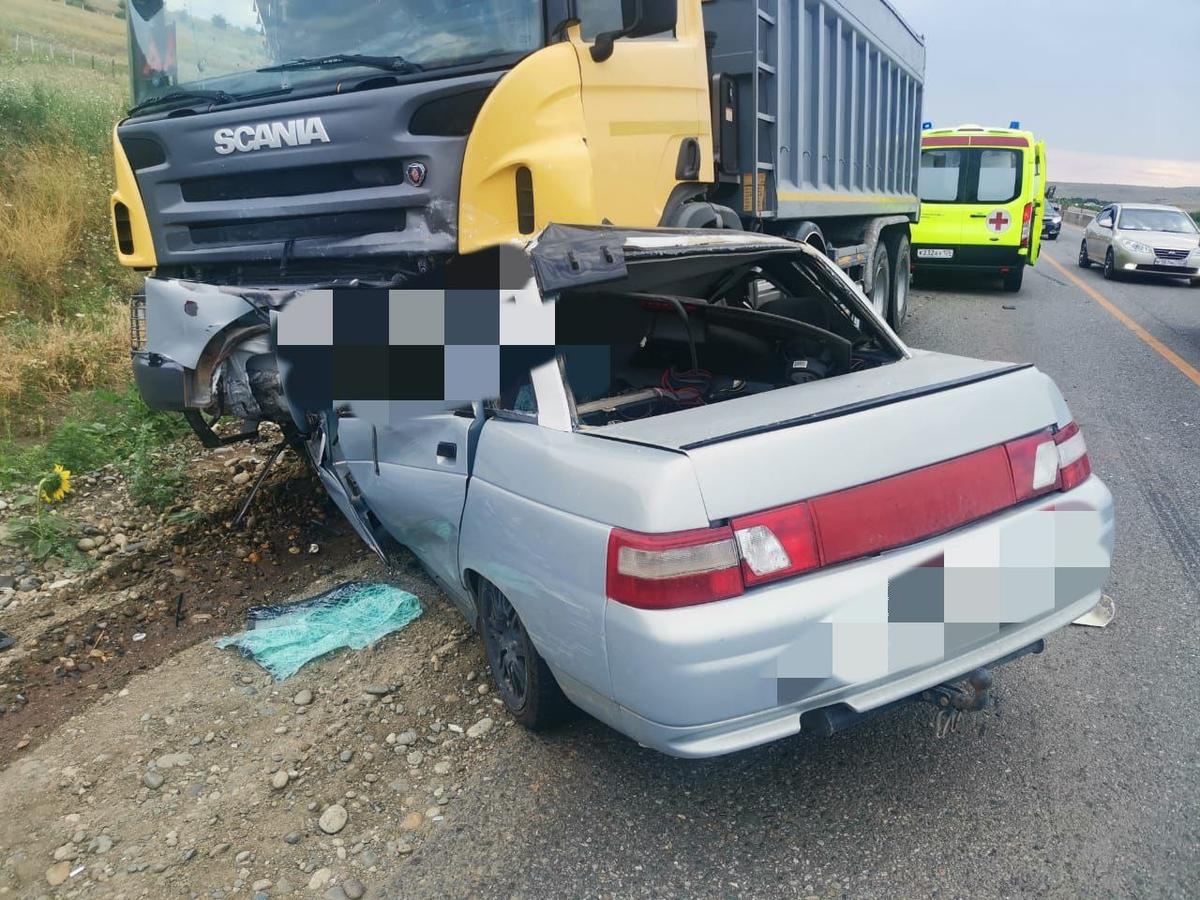 Под Ставрополем в лобовом столкновении с фурой погиб водитель легкового авто