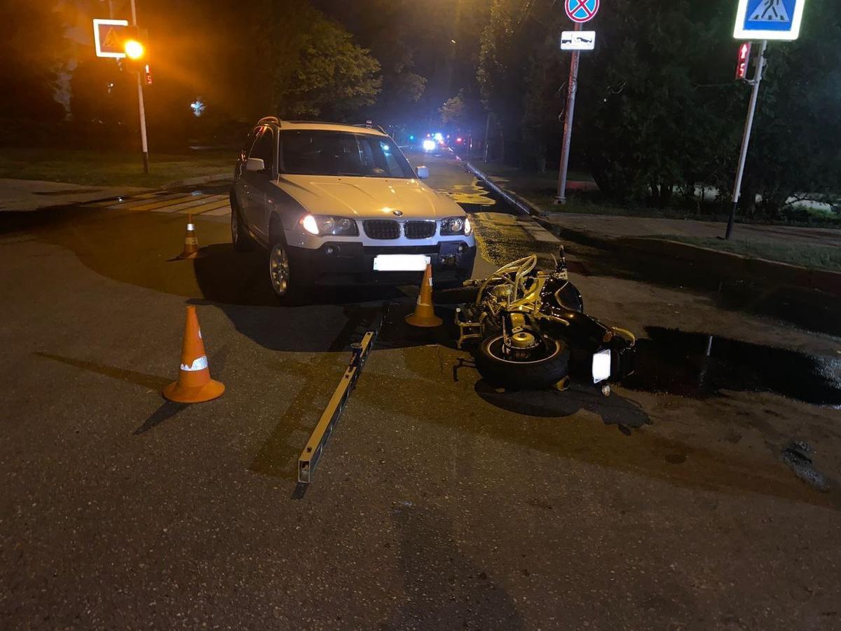 В Ставрополе водитель-лихач врезался в мотоцикл