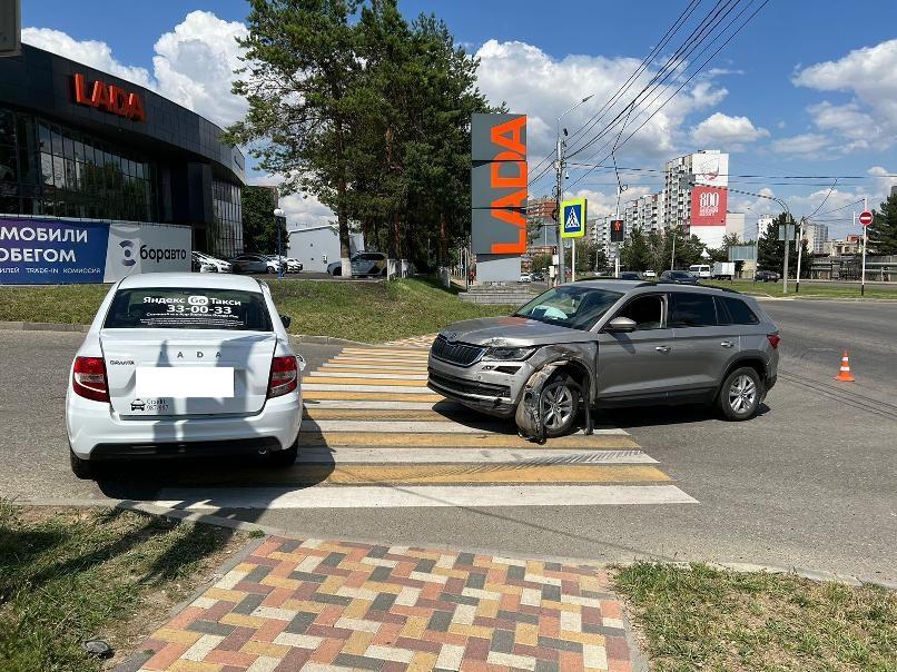 Водитель такси в Ставрополе устроила ДТП с опрокидыванием, пострадали пассажиры