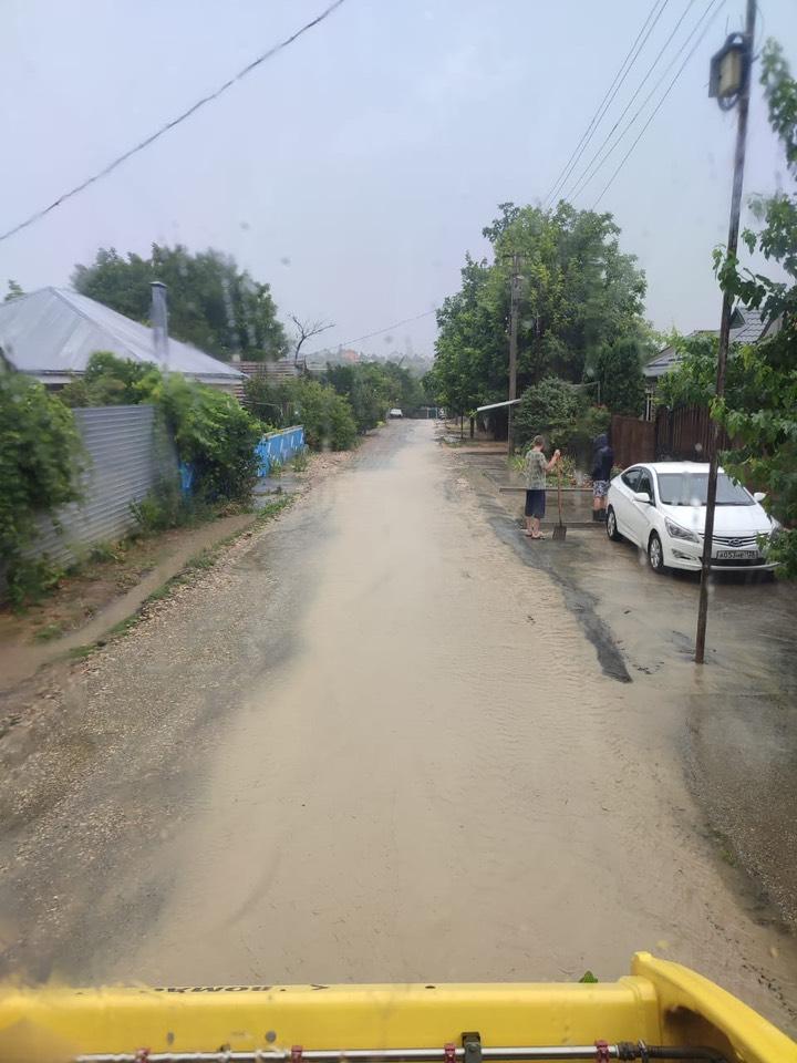 В Предгорном округе ливнем размыло дороги