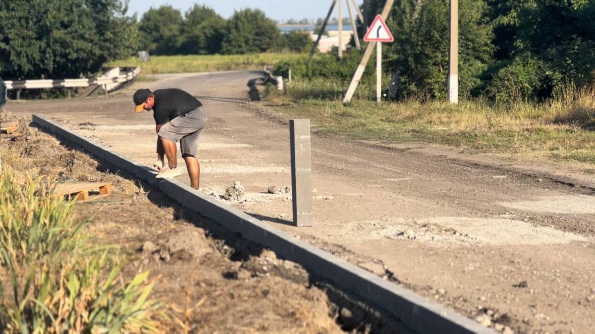 В Кировском округе завершается ремонт дороги к поселковой школе