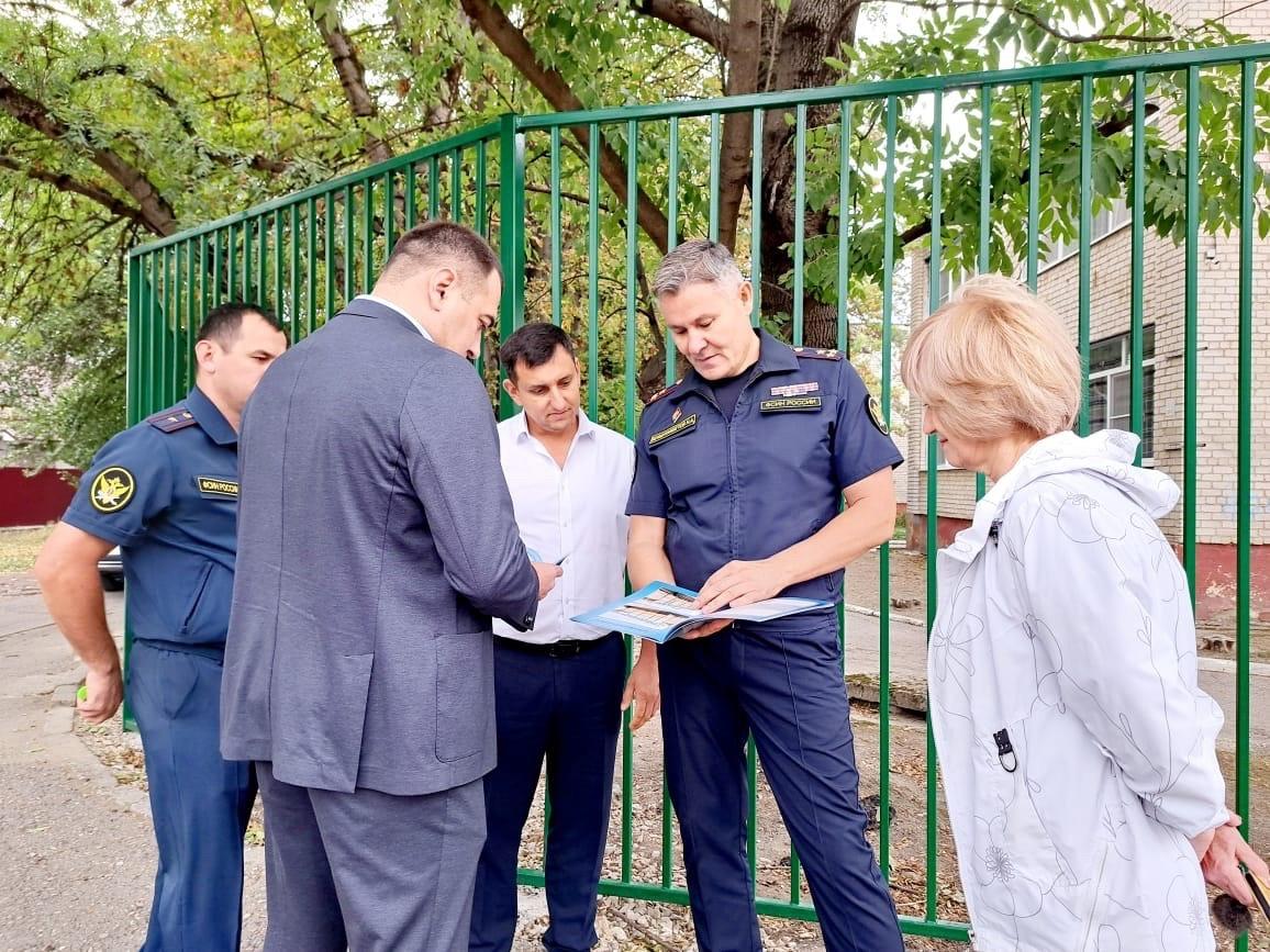 Начальник колонии на Ставрополье оценил установку забора в детском саду