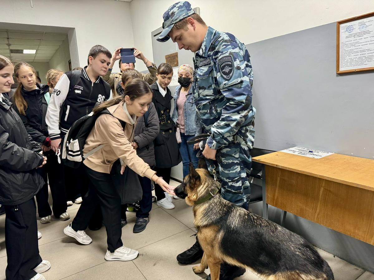 Полицейские Ставрополя показали свое место работы школьниками