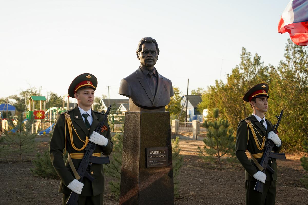 На Ставрополье открыли бюст экс-главы Омской области Сергея Манякина