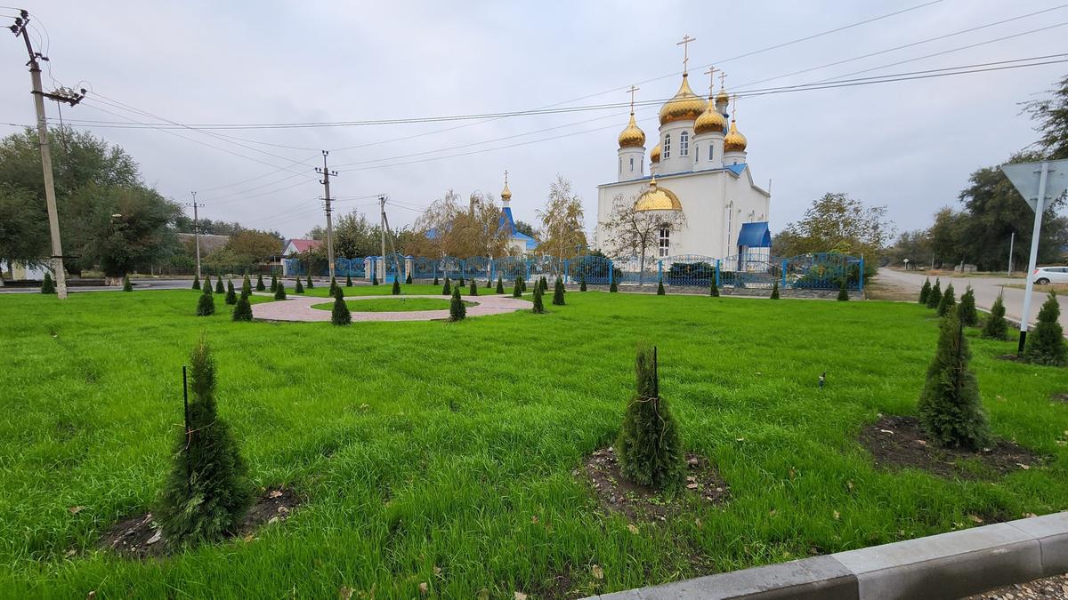 В селе Левокумском облагородили территорию около храма