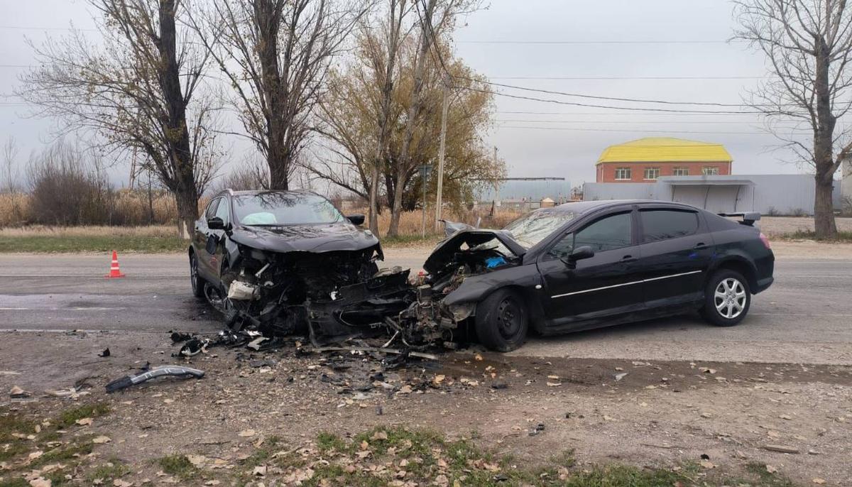 На встречной полосе водитель «Пежо» въехал в «Ниссан» в Предгорном округе