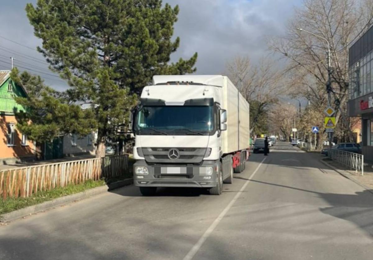 В Ессентуках водитель фуры не заметил пенсионерку при трогании и сбил ее