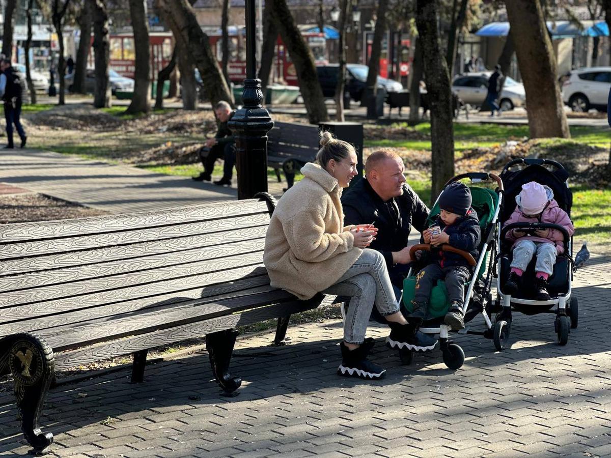 В Пятигорске меняют скамейки на новые из экологичного бруса