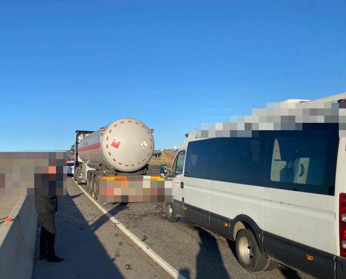 В Шпаковском округе рейсовая маршрутка въехала в грузовик