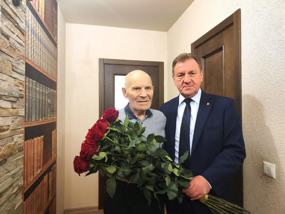 Героя Великой Отечественной с 98-летием поздравил мэр Ставрополя Иван Ульянченко