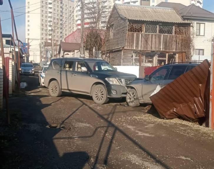 В Ставрополе водитель внедорожника протаранил стоящий БМВ и забор