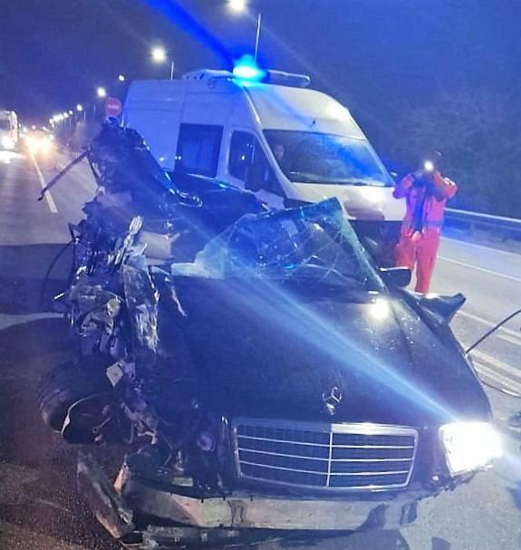 Водитель и пассажир «Мерседеса» погибли, протаранив грузовик на Ставрополье