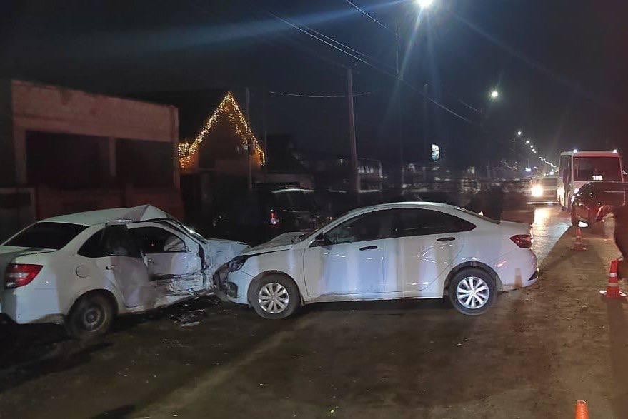 В Георгиевске из-за выезда на встречную полосу в ДТП пострадали два участника