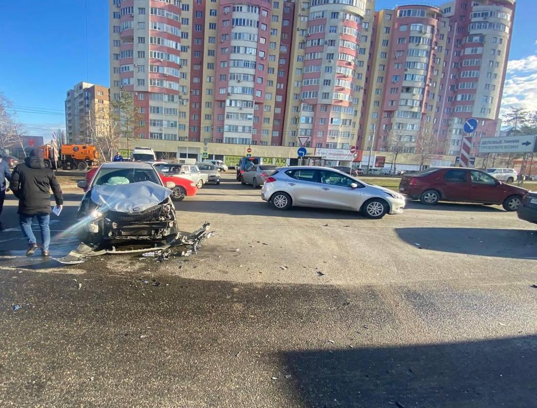 На проспекте Кулакова в Ставрополе в ДТП с иномарками пострадали оба водителя