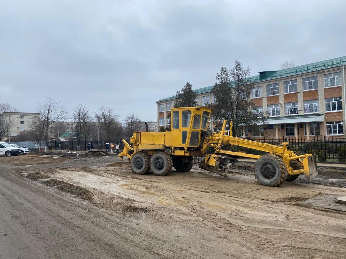 В Зеленокумске к школе благоустроят дорогу до конца года