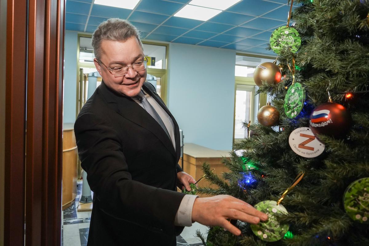 Владимир Владимиров снял 6 шаров с традиционной Елки желаний