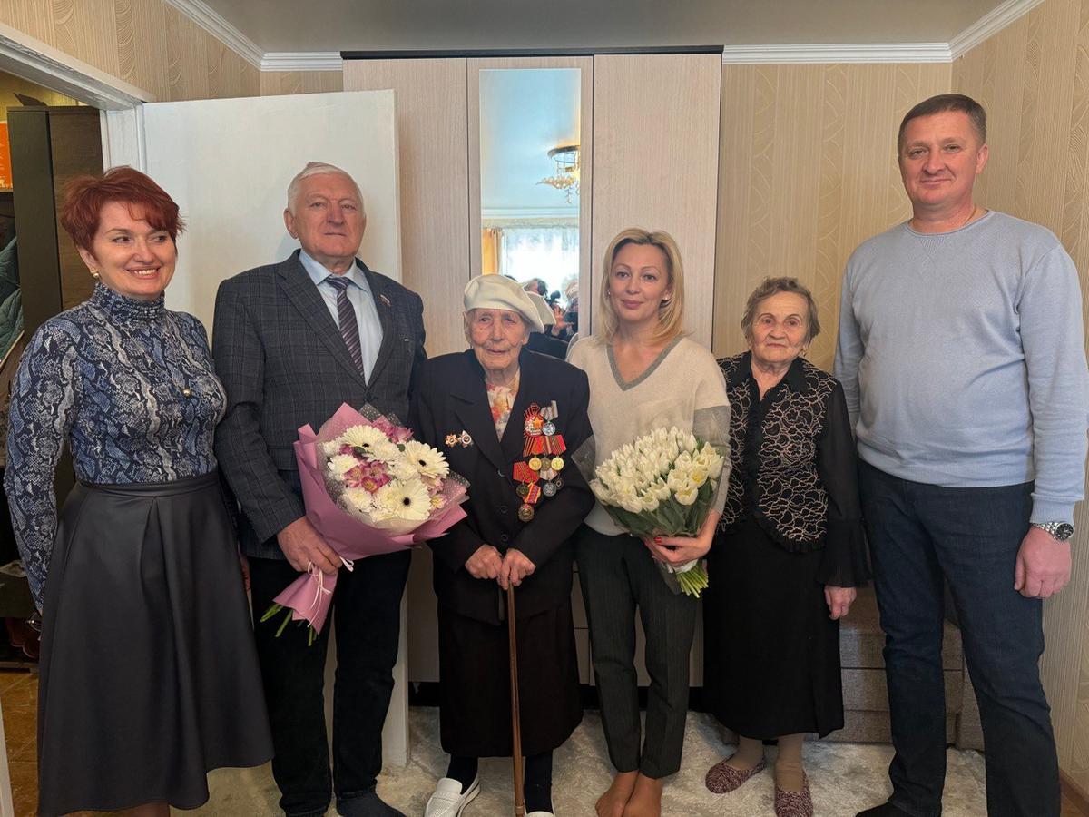В Изобильном депутат Госдумы поздравила старейшего ветерана ВОВ со 104-летием