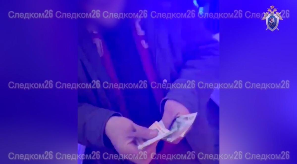 Нетрезвый водитель в Курском округе положил в карман автоинспектору взятку