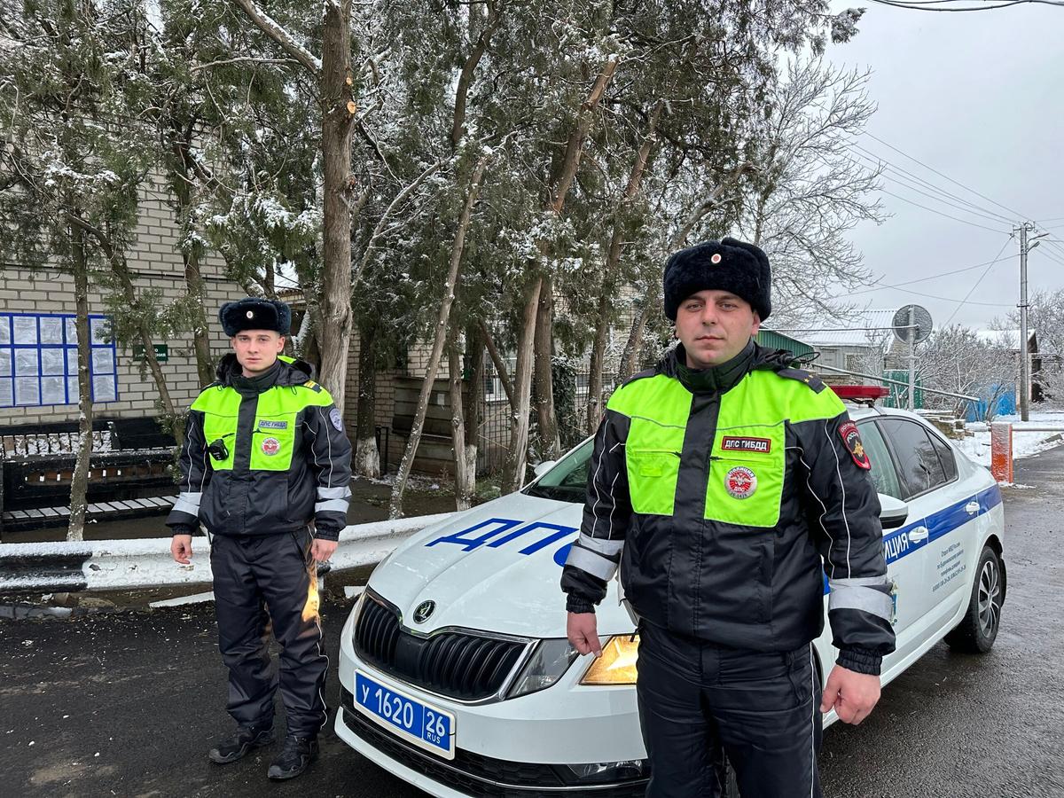 Буденновские автоинспекторы помогли водителю неисправного микроавтобуса