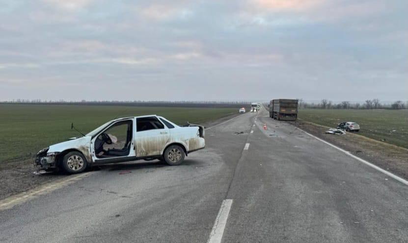 В тройном ДТП из-за обгона в Петровском округе погиб пассажир легковой иномарки