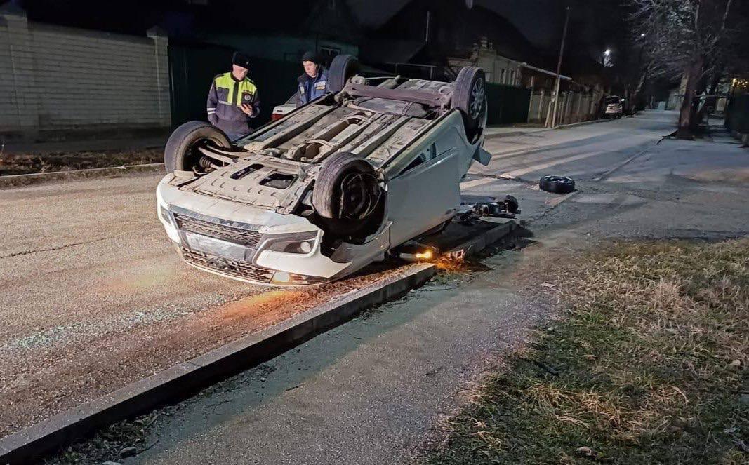 В Ессентуках при опрокидывании легкового автомобиля травмы получил пассажир