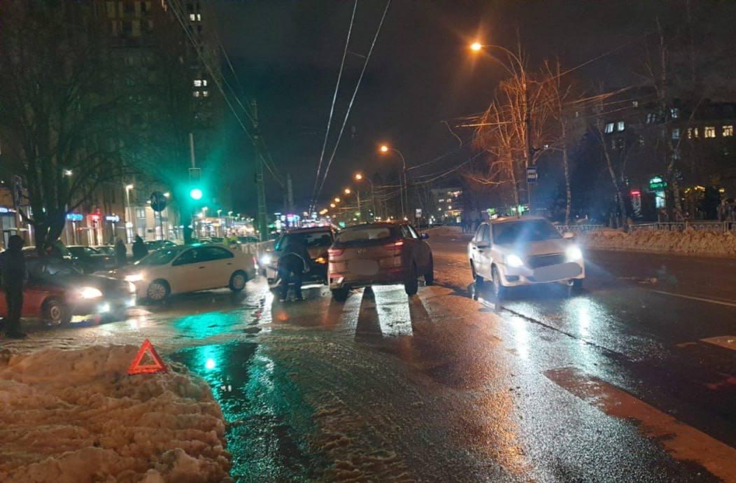 В Ставрополе в ДТП с двумя машинами пострадали двое взрослых и ребенок