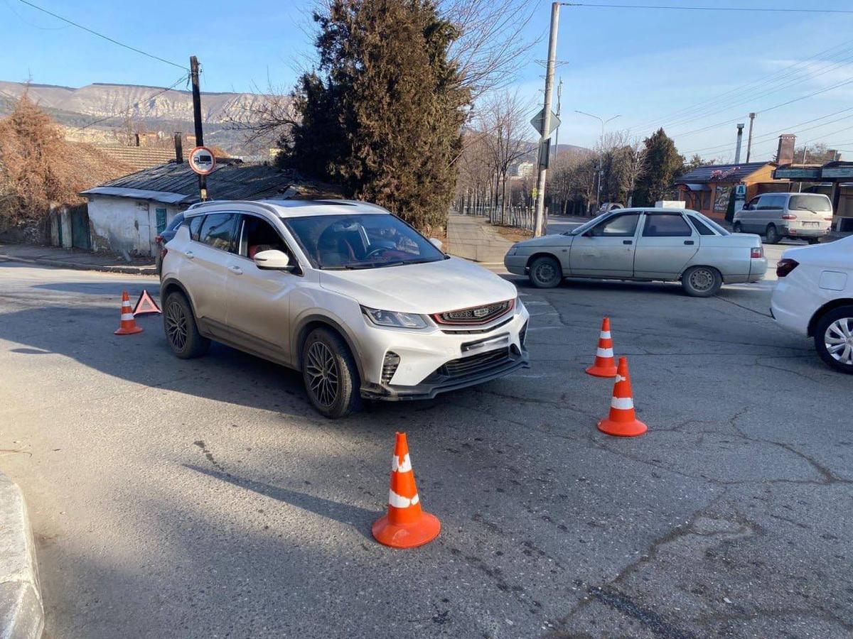 В Кисловодске под колеса автомобилистки попала девочка-подросток