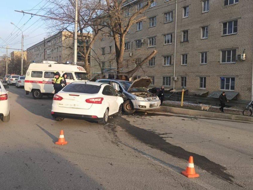 При столкновении двух иномарок в Ставрополе травмы получили два человека