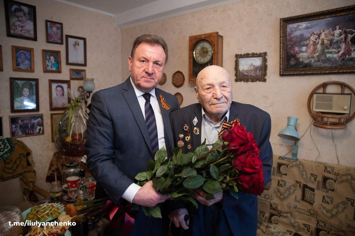 Мэр Ставрополя Иван Ульянченко лично поздравил ветерана с днем рождения