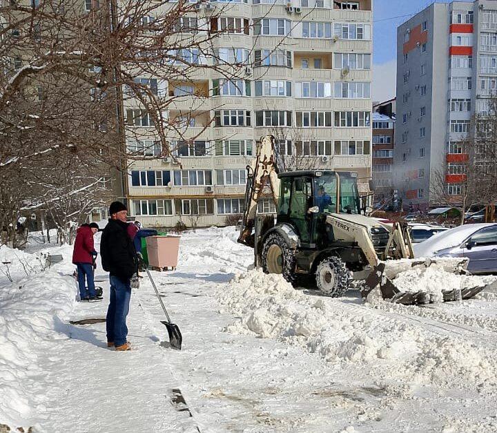Жители двора в Ставрополе вместе с управляющей компанией очистили двор от снега