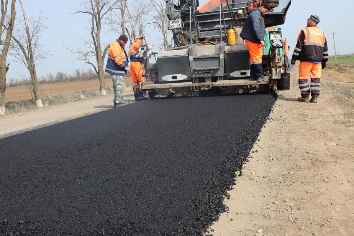 В Ипатовском округе в 2025 году отремонтируют еще десять километров дорог