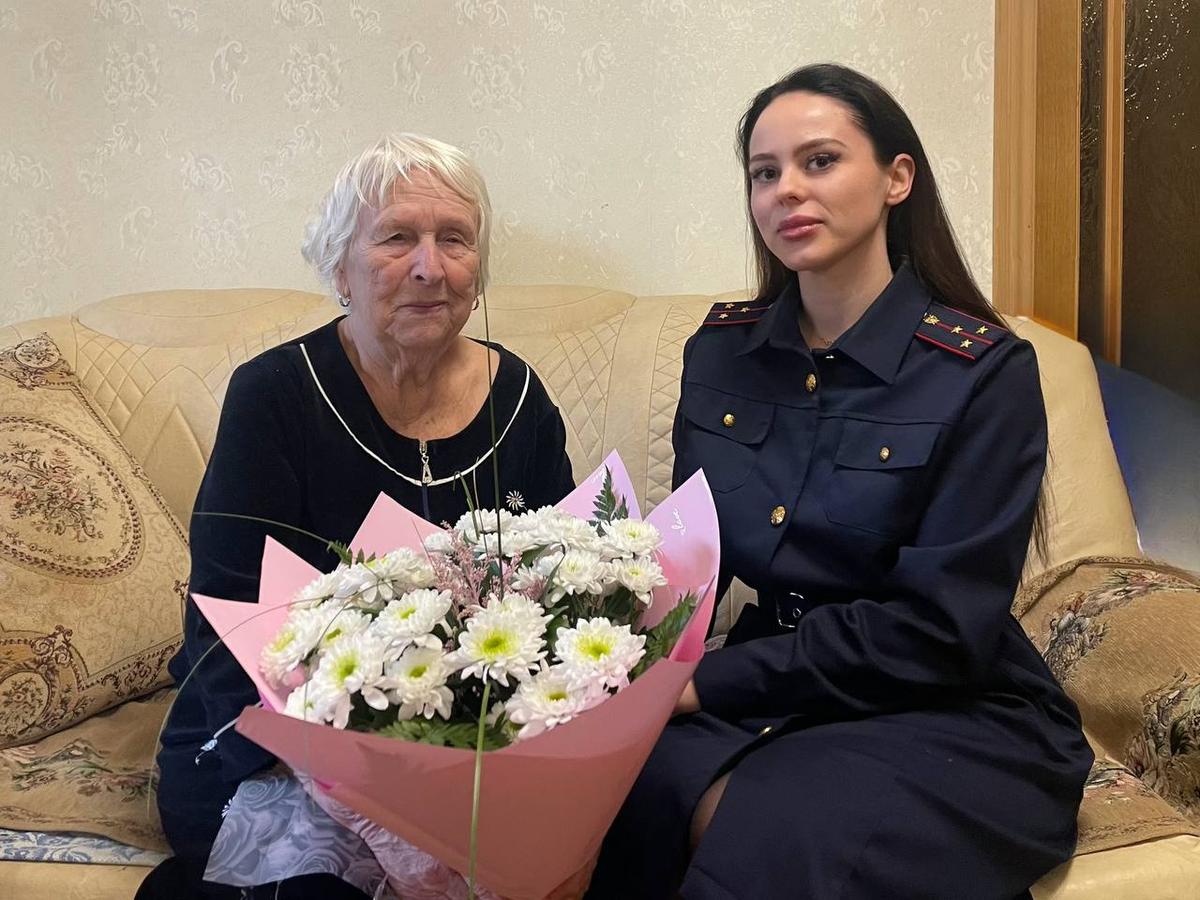 В Пятигорске следователи поздравили с 8 марта коллегу и ветерана ВОВ