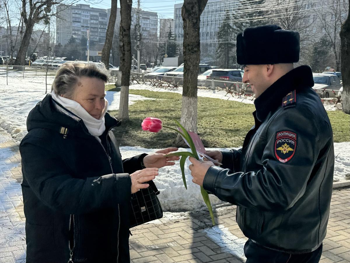 Полицейские Ставрополя поздравили женщин с 8 марта