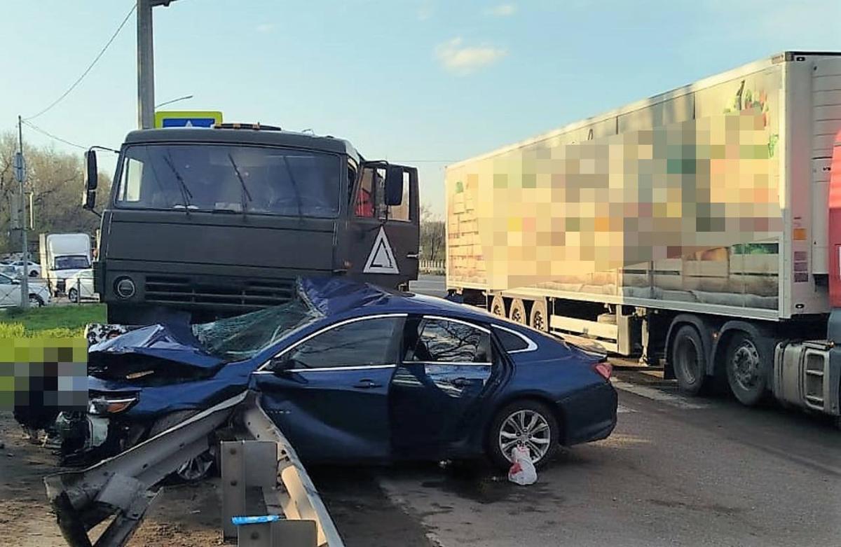 На перекрестке в Невинномысске водитель легковой иномарки выехал под «КамАЗ»