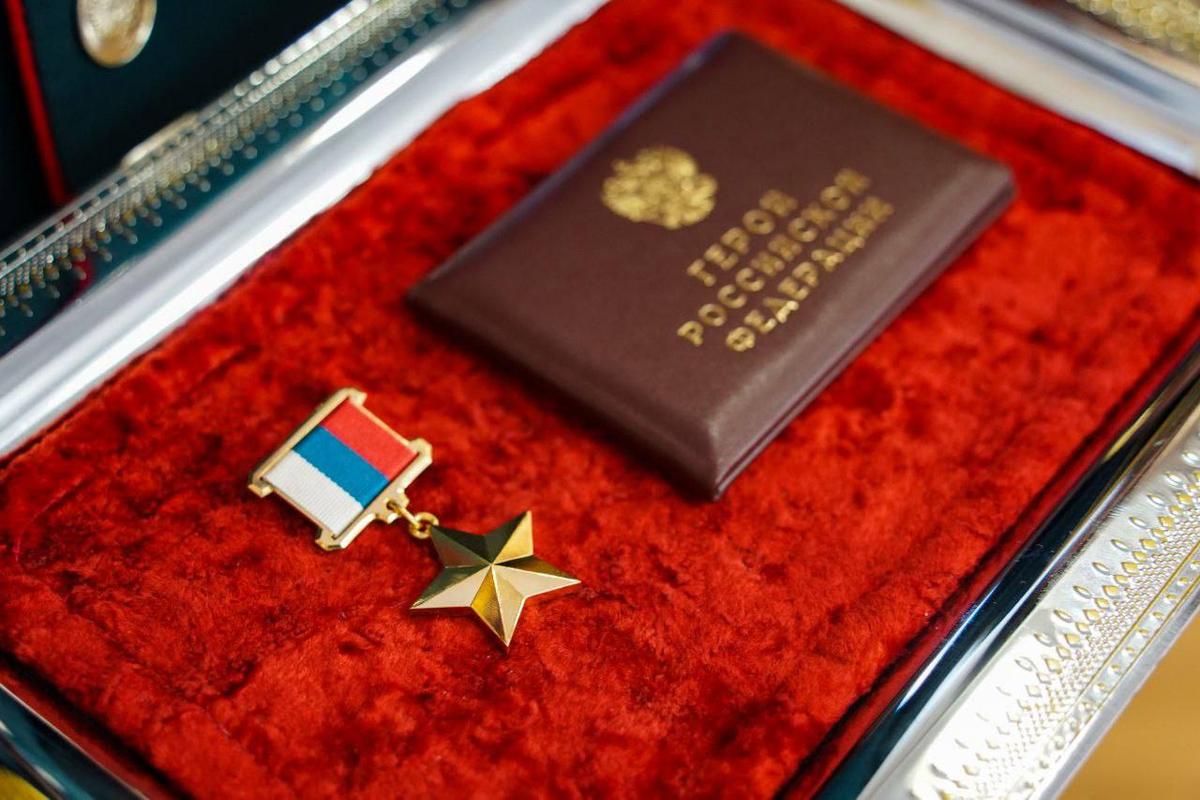 На Ставрополье Звезду Героя России передали родителям погибшего бойца СВО