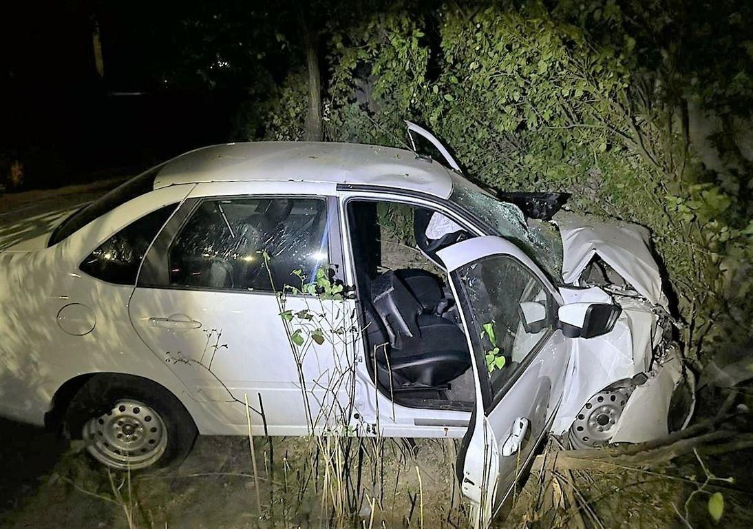 В Ессентуках девушка за рулем въехала в забор частного домовладения
