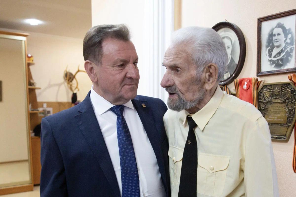 Глава Ставрополя поздравил с наступающими праздниками фронтовика