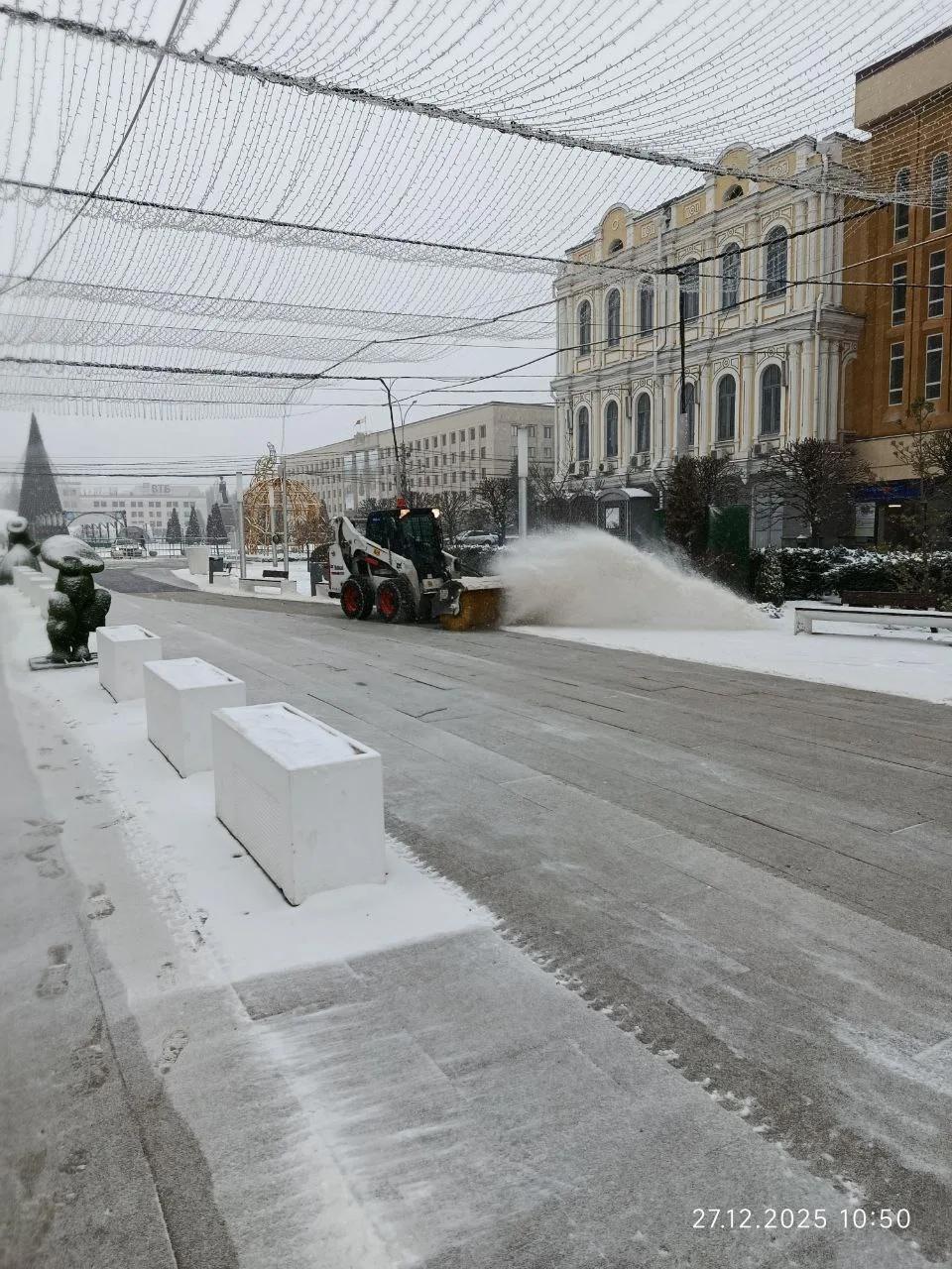 В Ставрополе в субботу вышло бороться со снегом около 60 единиц техники