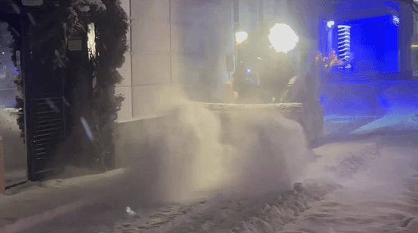 Коммунальщики Ставрополя убирали снег в предновогоднюю ночь