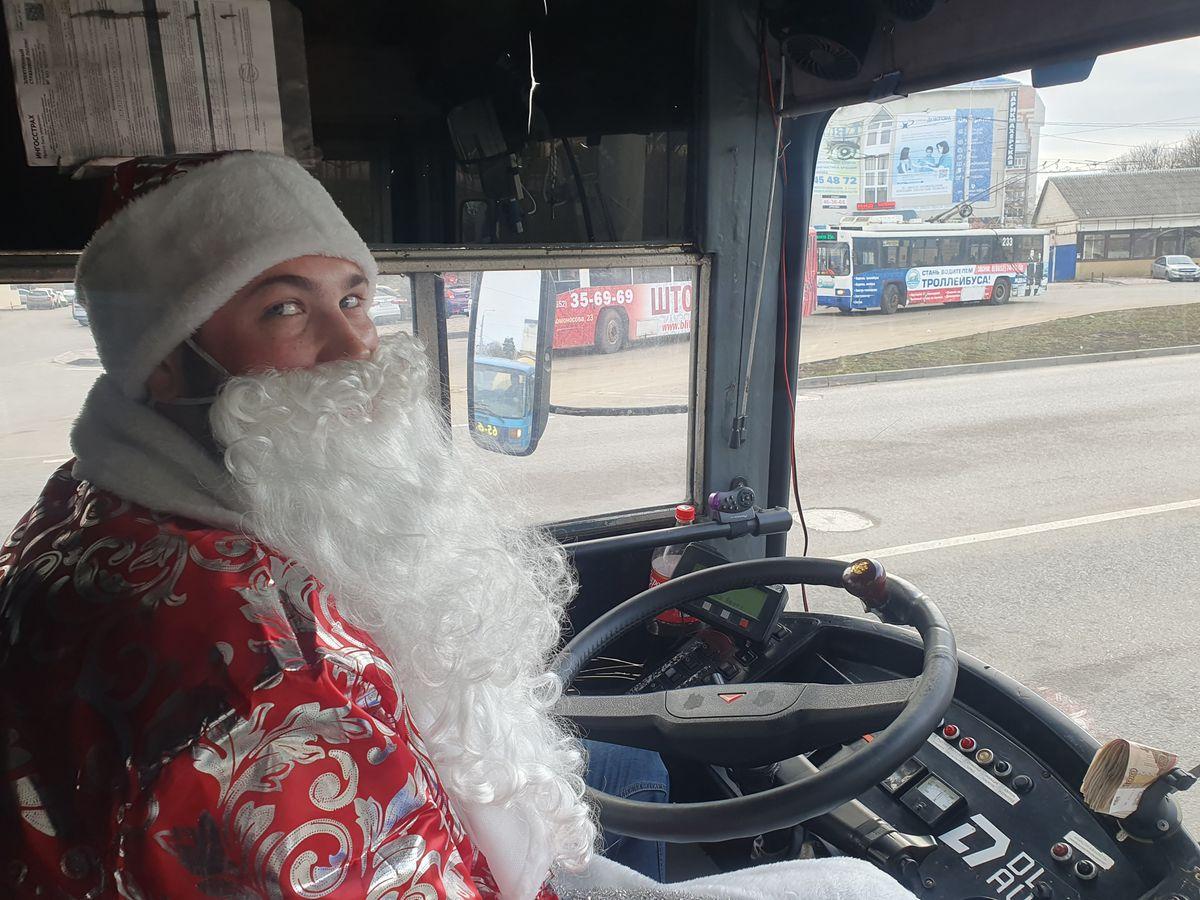 За рулем одного из ставропольских троллейбусов  заметили Деда Мороза