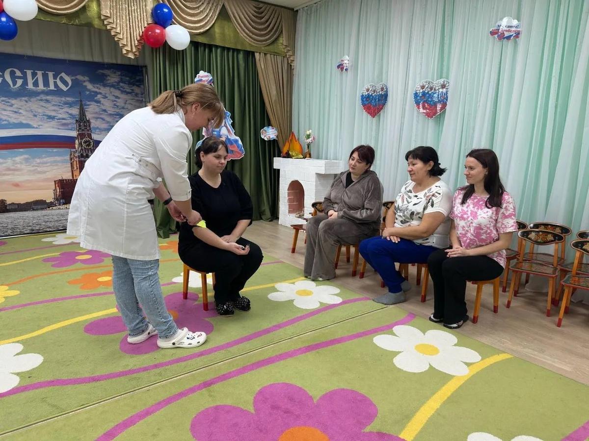 Урокам первой помощи обучили родителей врачи Александровской райбольницы