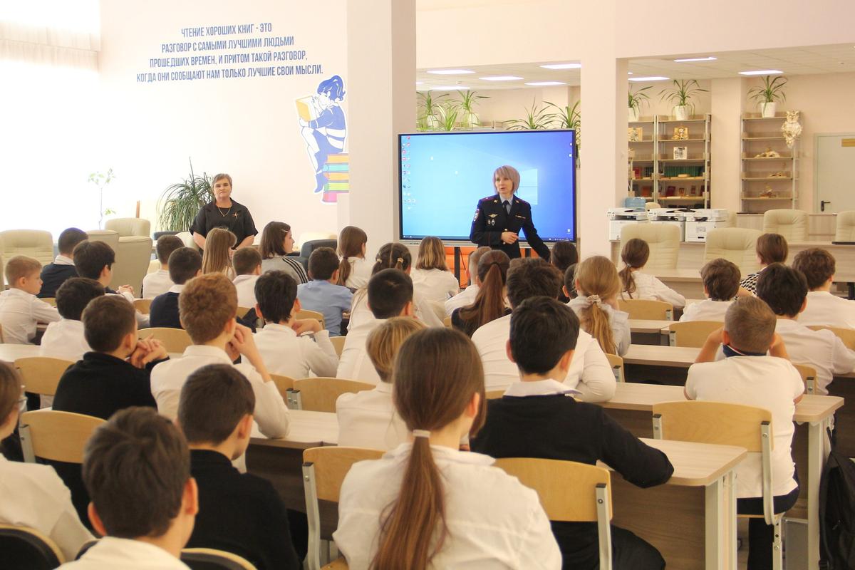 В школе Ставрополя стражи порядка провели профилактический урок