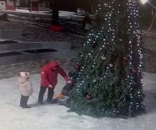 Внутрь новогодней елки пробовали залезть дети для ярких фото в Железноводске